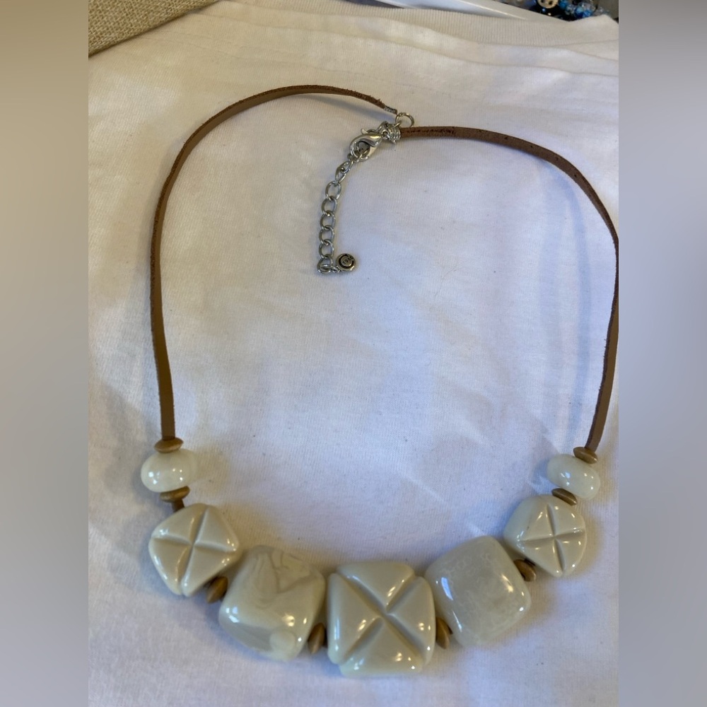 Carved Lucite Vintage Necklace Leather Cord Brown - Picture 2 of 7